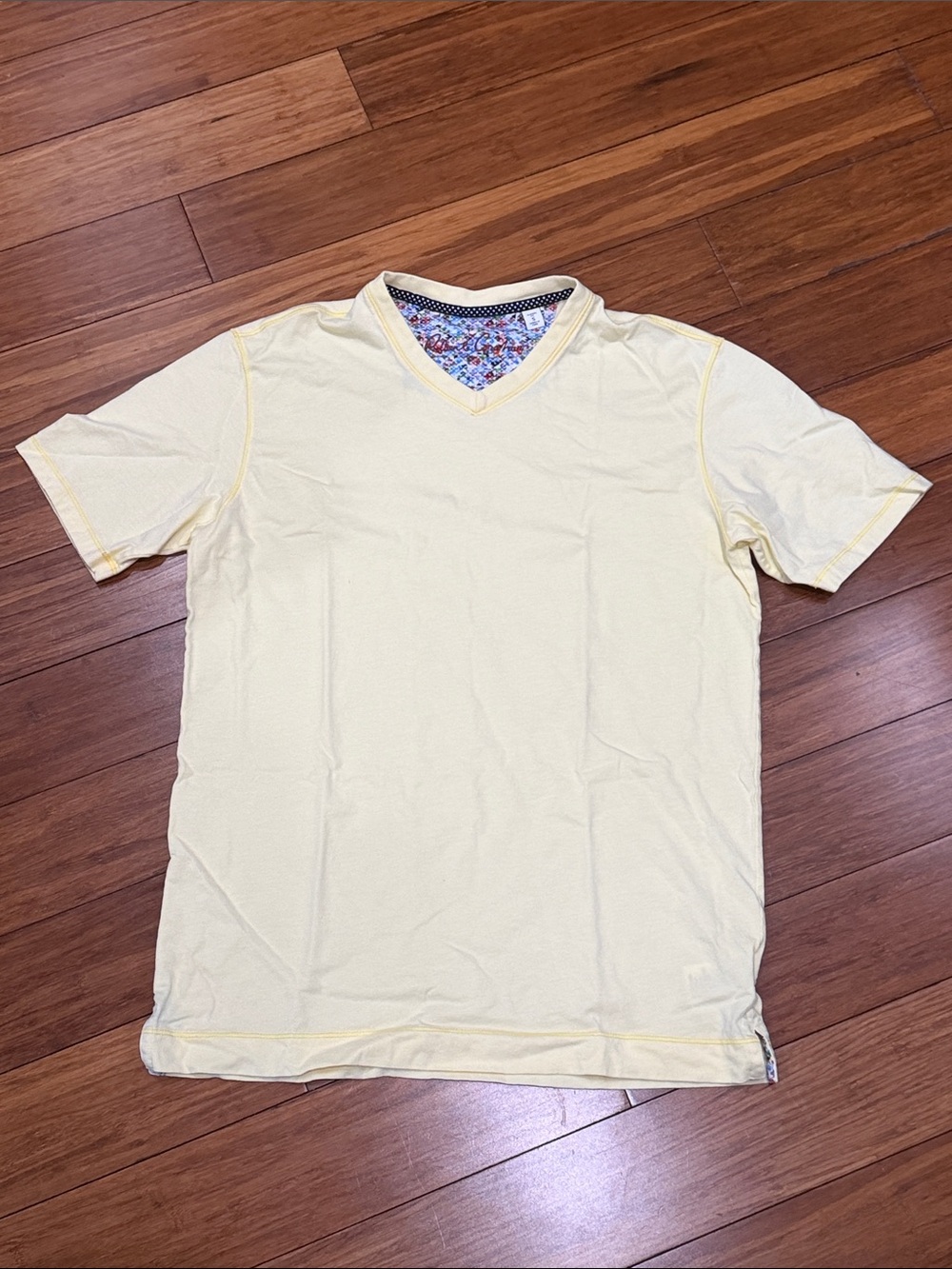 Robert Graham Light Yellow V-Neck Short Sleeve Tee